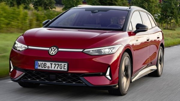 Много аеродинамичен дизайн, а интериорът също дава меки форми и много ергономия, базирани на новия потребителски интерфейс с 15-инчов екран. Volkswagen ID.7 , във  версиите седан и комби, наречен Tourer, постигна впечатляващо увеличение на продажбите от 821,2% през първите два месеца. Това прави 11 303 продадени бройки в сравнение с 1227 през същия период на 2024 година.

Той достигна трето място като цяло по продажби на електрически превозни средства на по-широкия европейски пазар и със своите 496 см дължина представлява идеалния конкурент на Model Y. А също и на своя бензинов събрат Volkswagen Passat. 

Volkswagen ID.7 се предлага със задно задвижване с мощност 286 к.с.  и батерия от 77 kWh. Също във вариант Gtx със задвижване на четирите колела и мощност от 340 к.с. (86 kWh). Максималната декларирана автономност е 600 км.